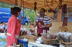 Provsmakning av lufttorkad salami på Bellö marknad